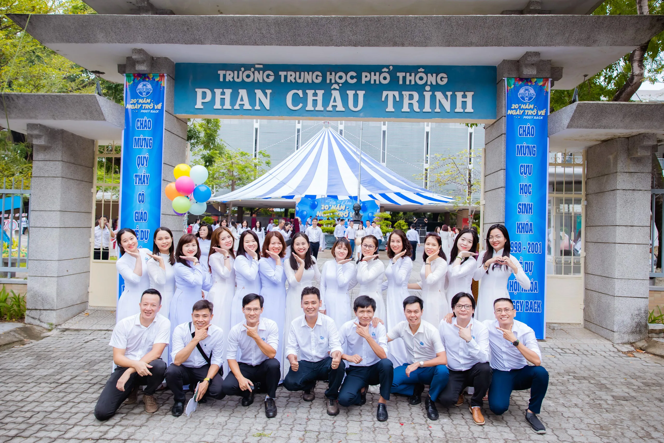 Team quay phim, chụp ảnh họp lớp ở Đà Nẵng